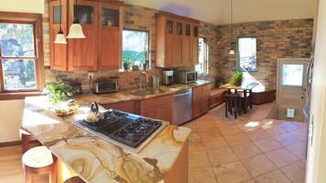 House, 6 Bedrooms | Private kitchen | Fridge, oven, coffee/tea maker, toaster