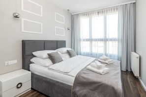 Apartamento Deluxe | Escritorio, sistema de insonorización, tabla de planchar con plancha
