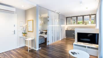 Deluxe-Apartment, Balkon | Wohnbereich | Flachbildfernseher
