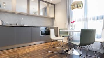 Apartamento Deluxe, balcón | Servicio de comidas en la habitación