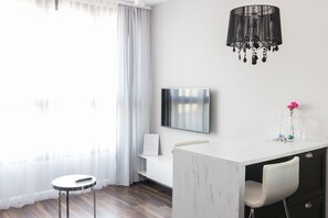 Apartamento Deluxe | Zona de estar | Una televisión de pantalla plana