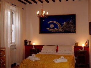 Casa, 2 quartos | Escrivaninha, ferros/tábuas de passar roupa, berços grátis