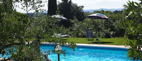 Piscine extérieure (ouverte en saison), parasols de plage