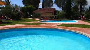 Piscine extérieure (ouverte en saison), parasols de plage