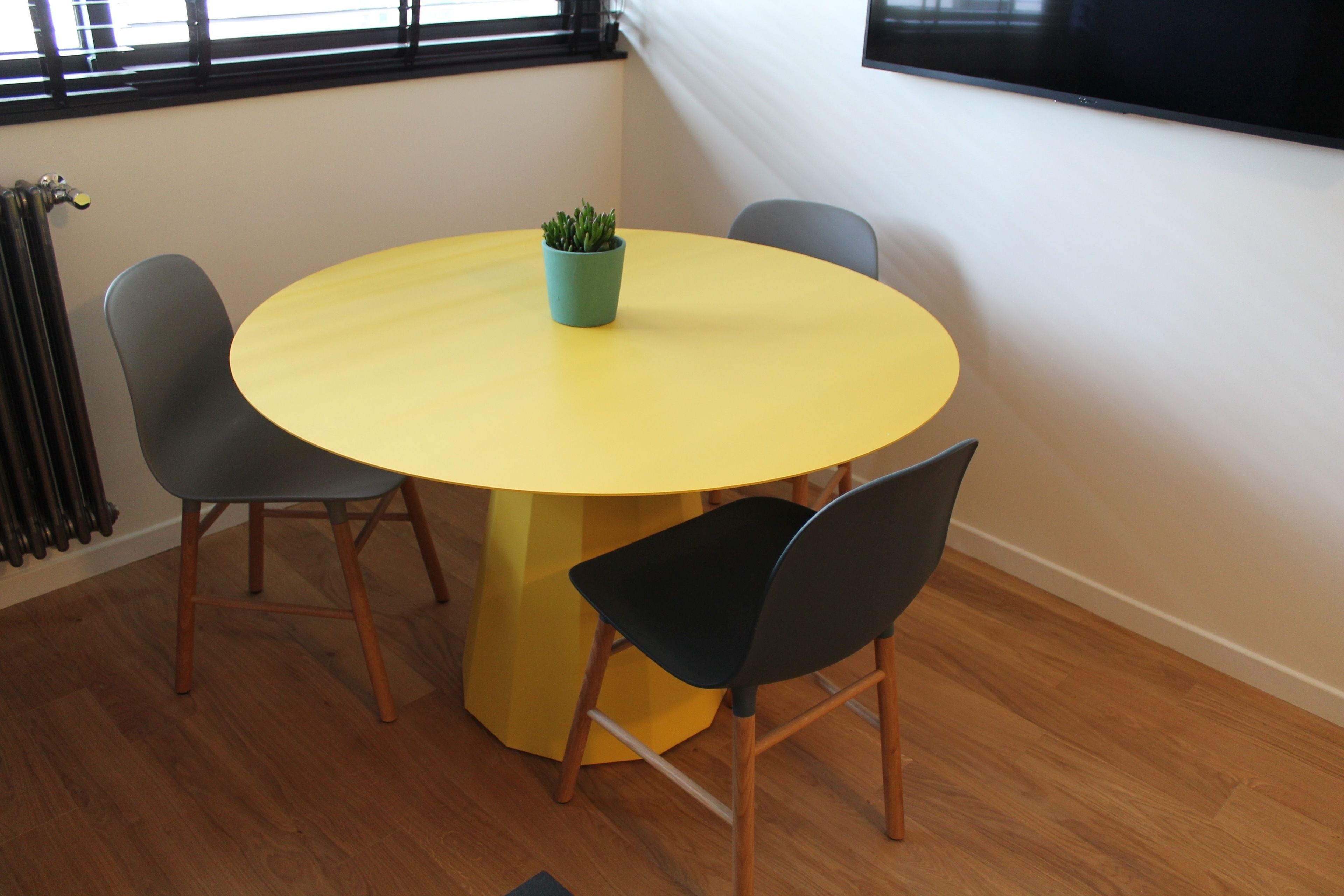 grand apartment, 2 bedrooms | living area | 140-cm flat-screen tv with digital channels, tv, netflix