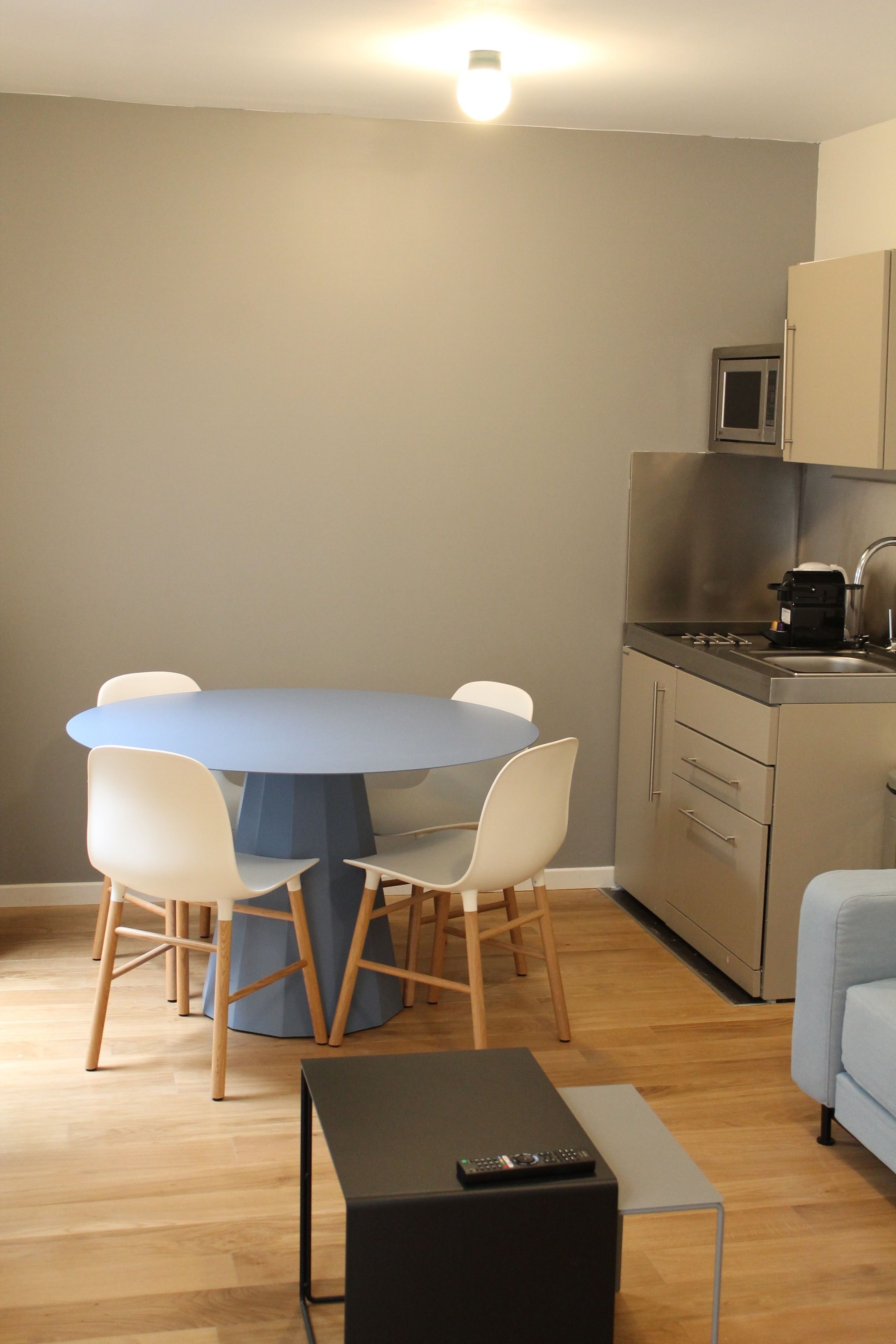 deluxe studio, 1 queen bed with sofa bed | living room | 140-cm flat-screen tv with digital channels, tv, netflix