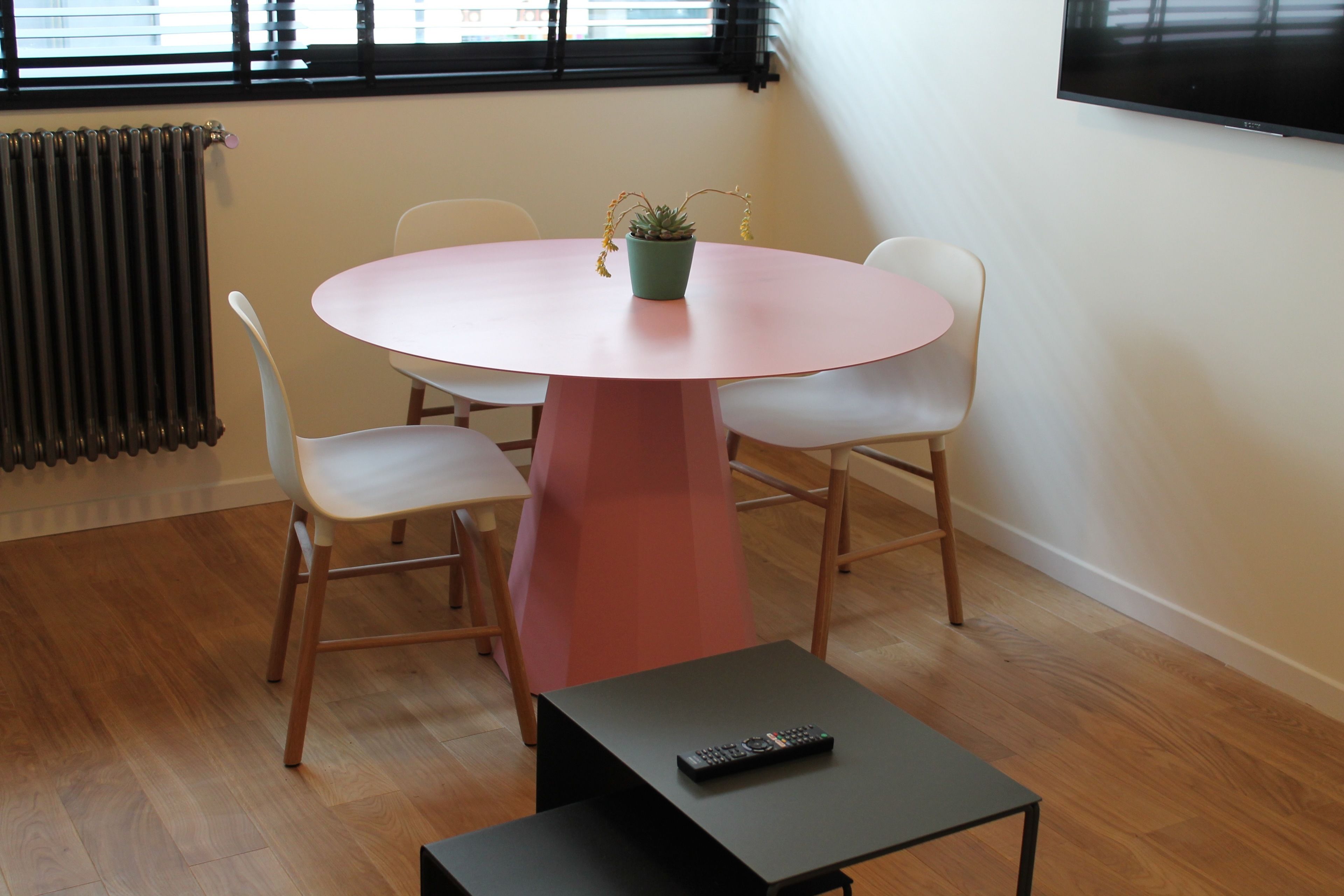 luxury apartment, 1 queen bed with sofa bed | living area | 140-cm flat-screen tv with digital channels, tv, netflix