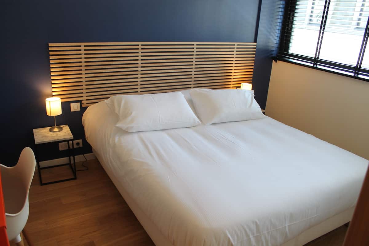 grand apartment, 2 bedrooms | free cots/infant beds, free wifi, bed sheets