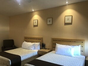 In-room safe, desk, iron/ironing board, free WiFi - Navola Inn (Culiacán)