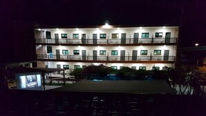 A multi-story hotel with balconies and a swimming pool. - Navola Inn (Culiacán)
