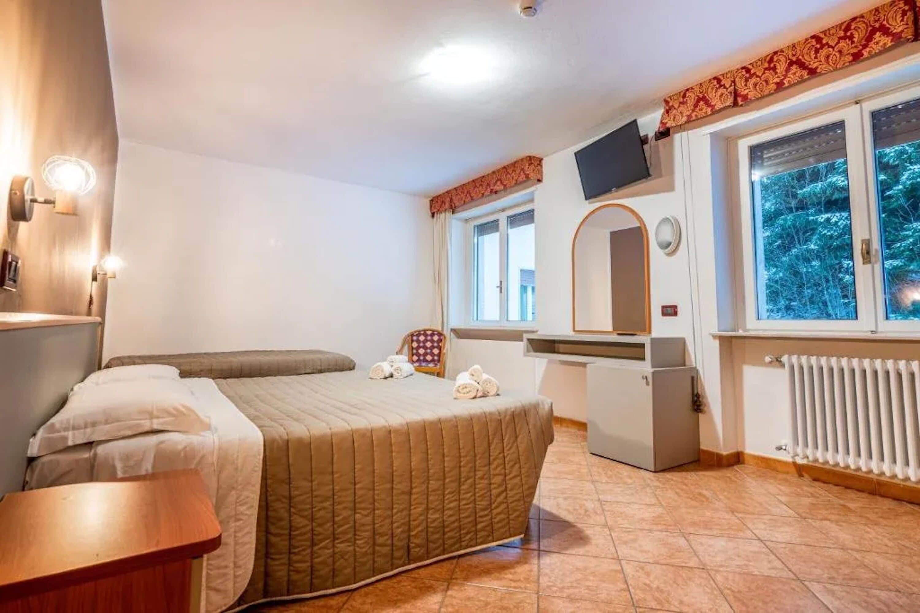 Standard Triple Room | Peti besi dalam bilik, meja, Wi-fi percuma, cadar katil 