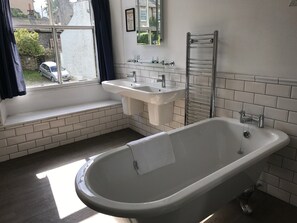 Familienzimmer | Badezimmer | Dusche, kostenlose Toilettenartikel, Haartrockner, Handtücher