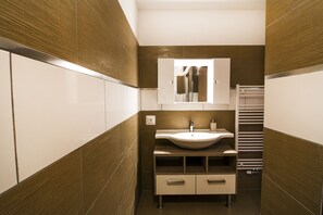 Comfort Studio Suite, Mountain View, Mountainside | Bathroom | Shower, free toiletries, hair dryer, towels - Oscar & Sons Apartments (Piesendorf)