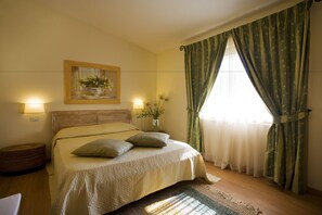 Minibar, in-room safe, desk, soundproofing - Il Baio Relais Natural Spa (Spoleto)