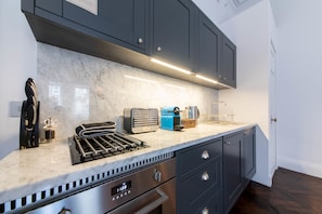 Luxury Apartment, 1 Bedroom | Private kitchen | Fridge, microwave, oven, stovetop - Linton Collection - Lord Lyons Chambers (Edinburgh)