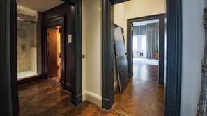 Luxury-Apartment, 1 Schlafzimmer | Badezimmer | Designer-Toilettenartikel, Haartrockner, Hausschuhe, Handtücher