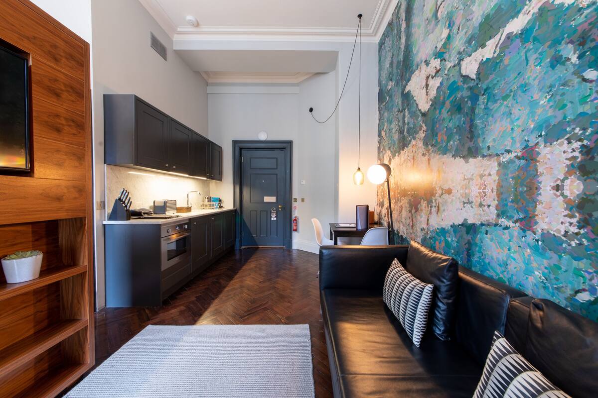 Deluxe Studio | Living area | Flat-screen TV
