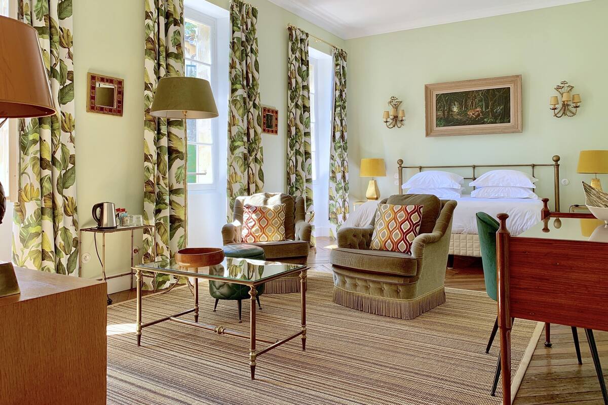 Deluxe Double Room (Tilleul) | Premium bedding, desk, blackout drapes, WiFi (free)