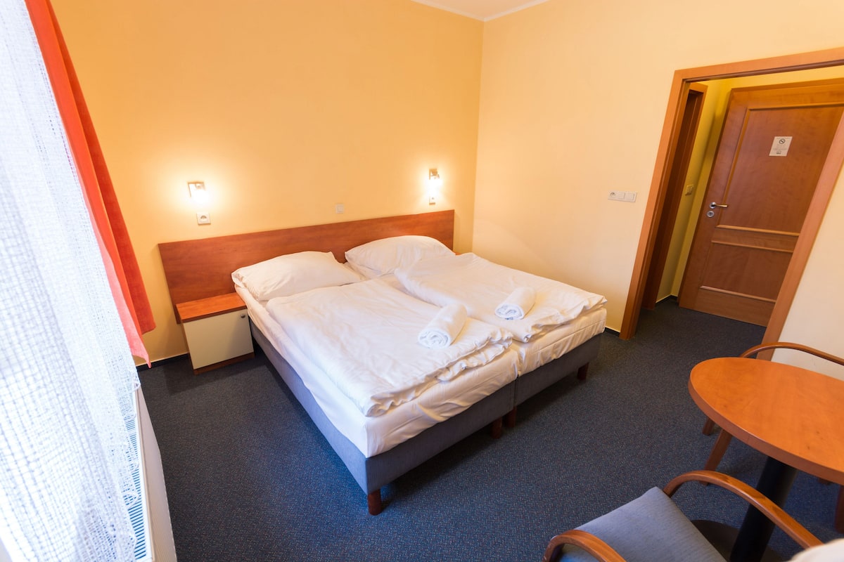 Twin Room | Desk, cribs (free), WiFi (free), bed sheets