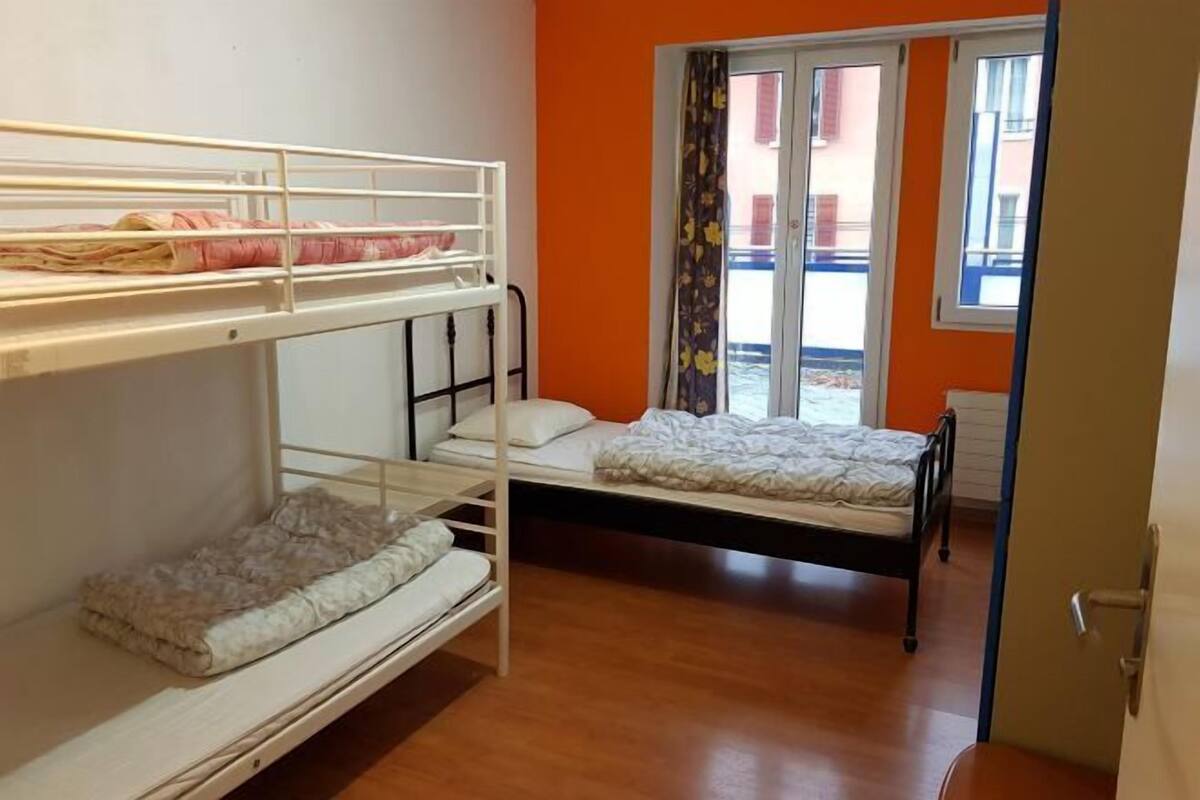 WiFi (free), bed sheets