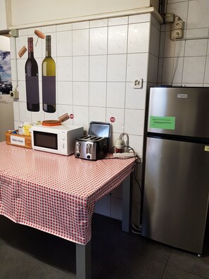 Geladeira grande, micro-ondas, fogão, cooktop