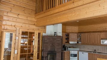 Full-size fridge, microwave, oven, stovetop