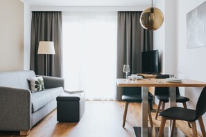 华丽套房, 厨房 | 起居区 | 平板电视