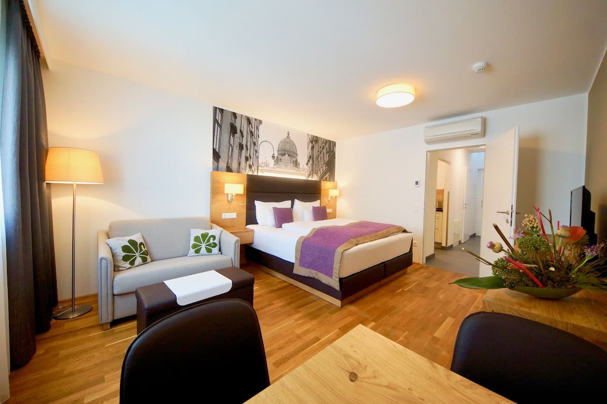 Suíte luxo, cozinha | 1 quarto, frigobar, cofres nos quartos, escrivaninha