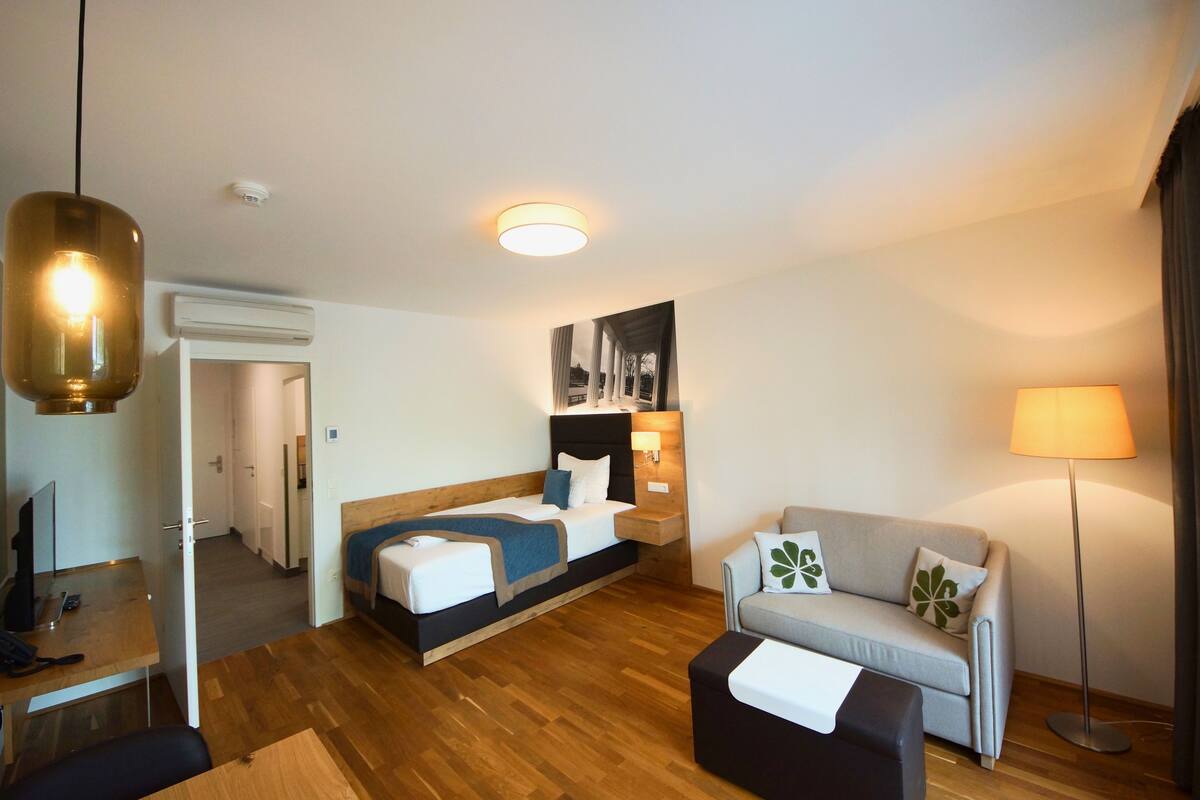 1 quarto, frigobar, cofres nos quartos, escrivaninha