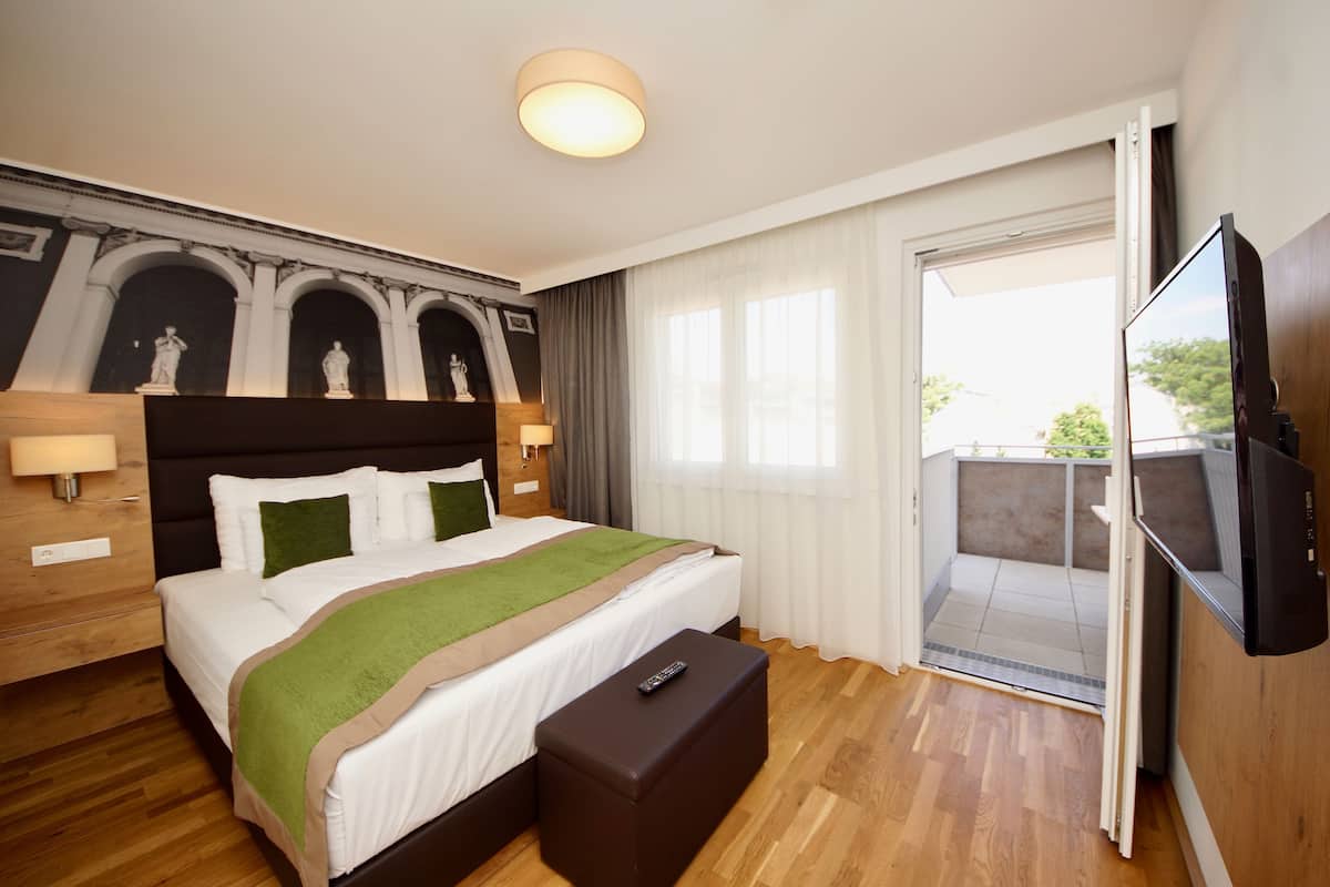 Executive appartement, 1 slaapkamer, balkon | 1 slaapkamer, een kluis op de kamer, een bureau