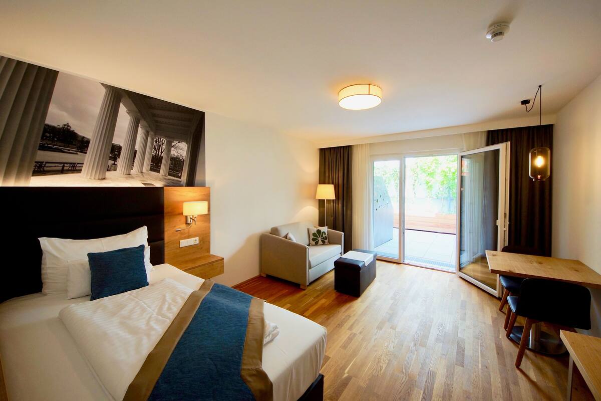 1 quarto, frigobar, cofres nos quartos, escrivaninha