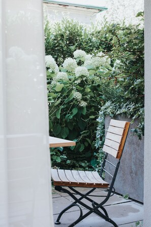 Deluxe-lejlighed - balkon - udsigt til have | Terrasse/gårdhave