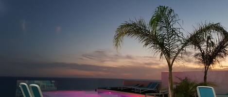 Een buitenzwembad, gratis zwembadcabana's en parasols bij het zwembad