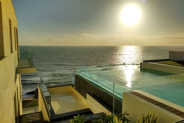 Piscina externa, funciona das 9h às 21h, barracas de cortesia