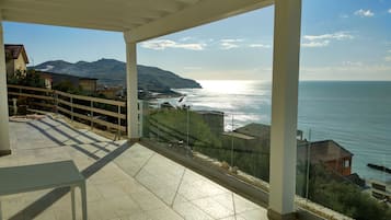 Apartamento de lujo, 1 habitación, terraza, vistas al mar | Patio hawaiano
