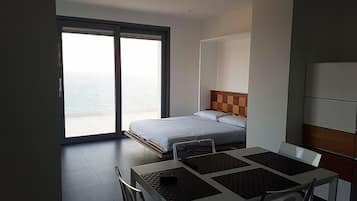 Luxury-Apartment, Mehrere Betten, Terrasse, Meerblick | Essbereich im Zimmer