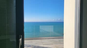 Apartamento de lujo, varias camas, terraza, vistas al mar | Vistas desde la habitación