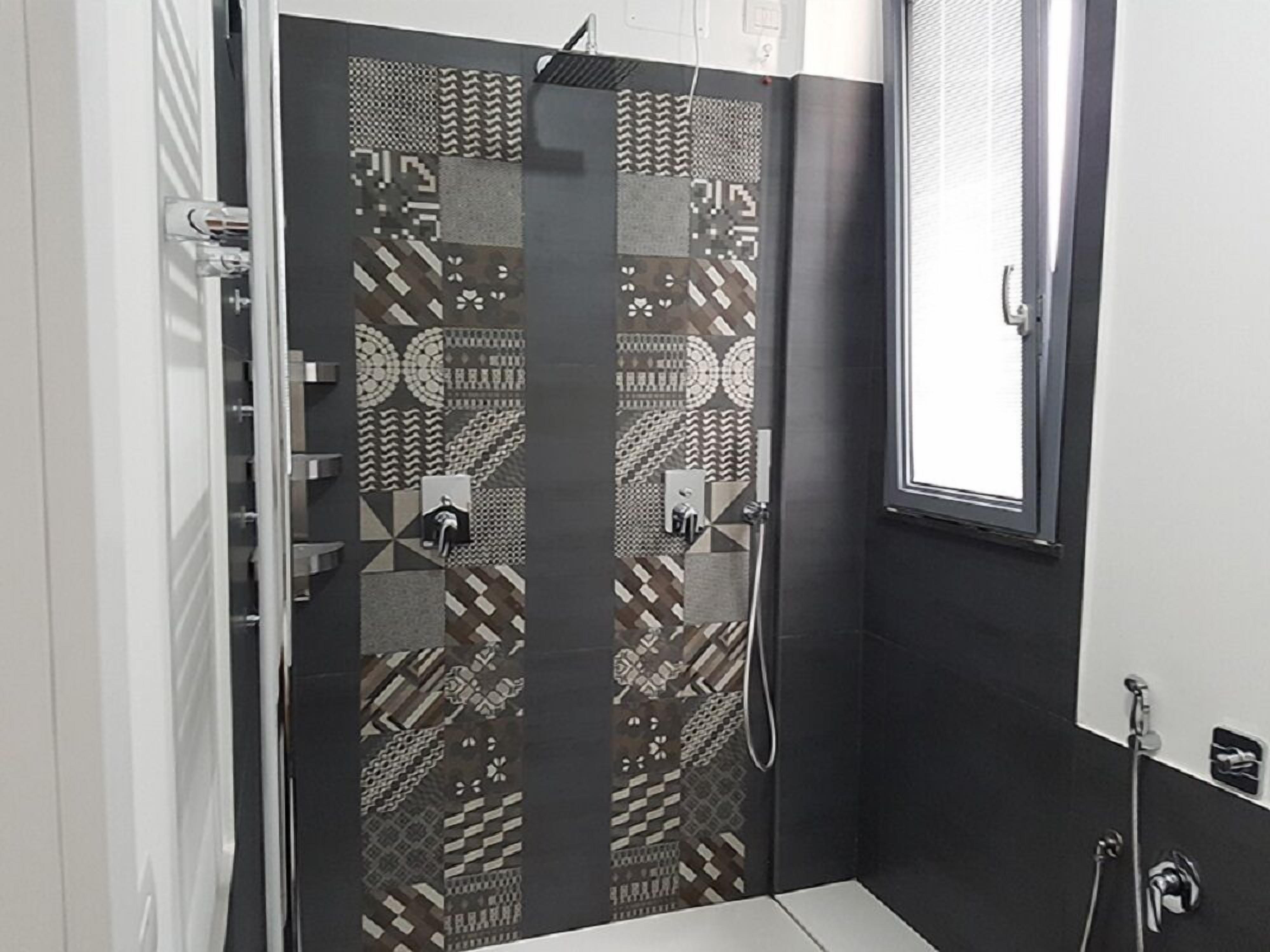 Studio Standard, terrasse, vue sur la mer | Douche de la salle de bain