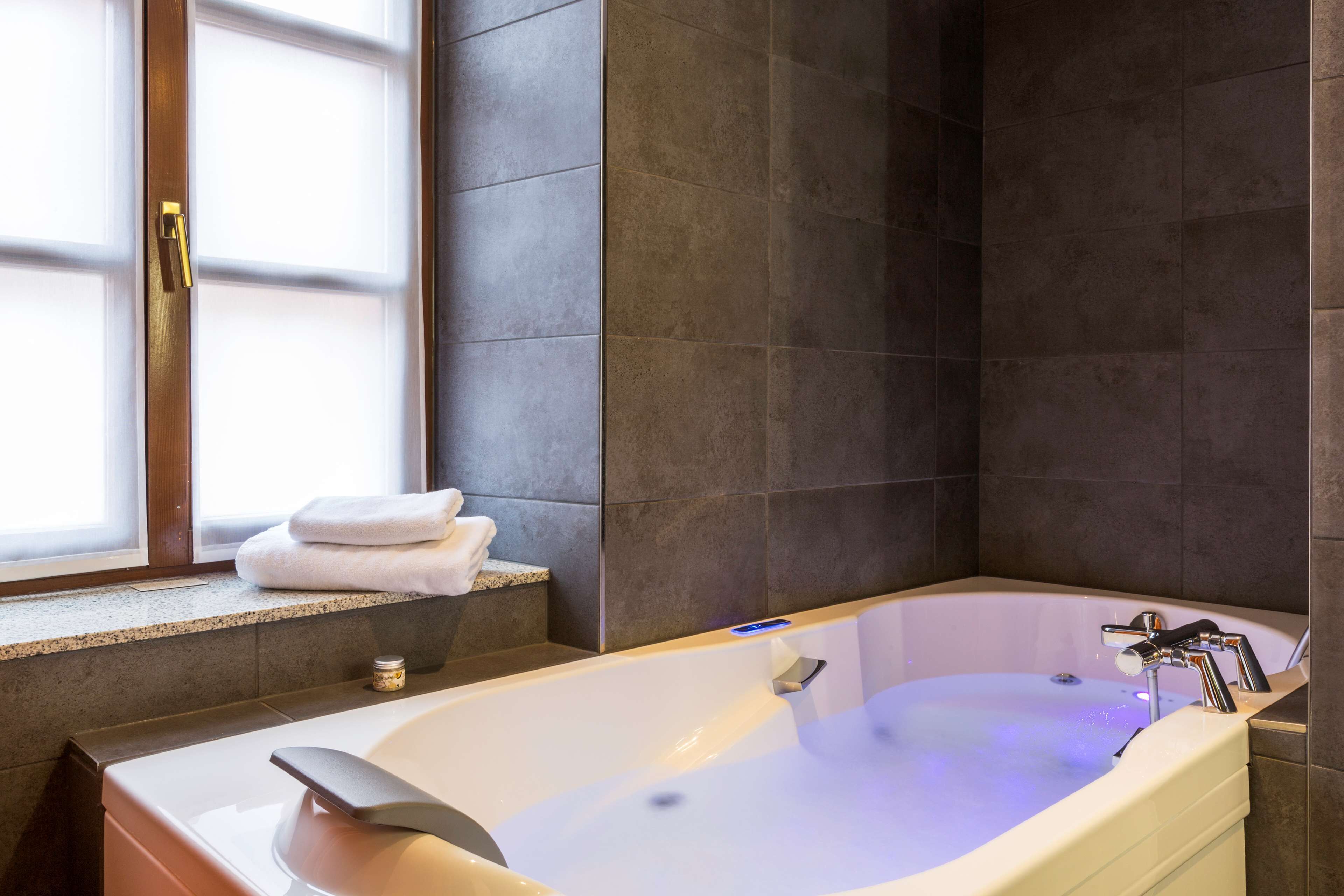 executive room, 1 king bed, non smoking, bathtub (converts to 2 twin beds) | bathroom | shower, free toiletries, hair dryer, towels