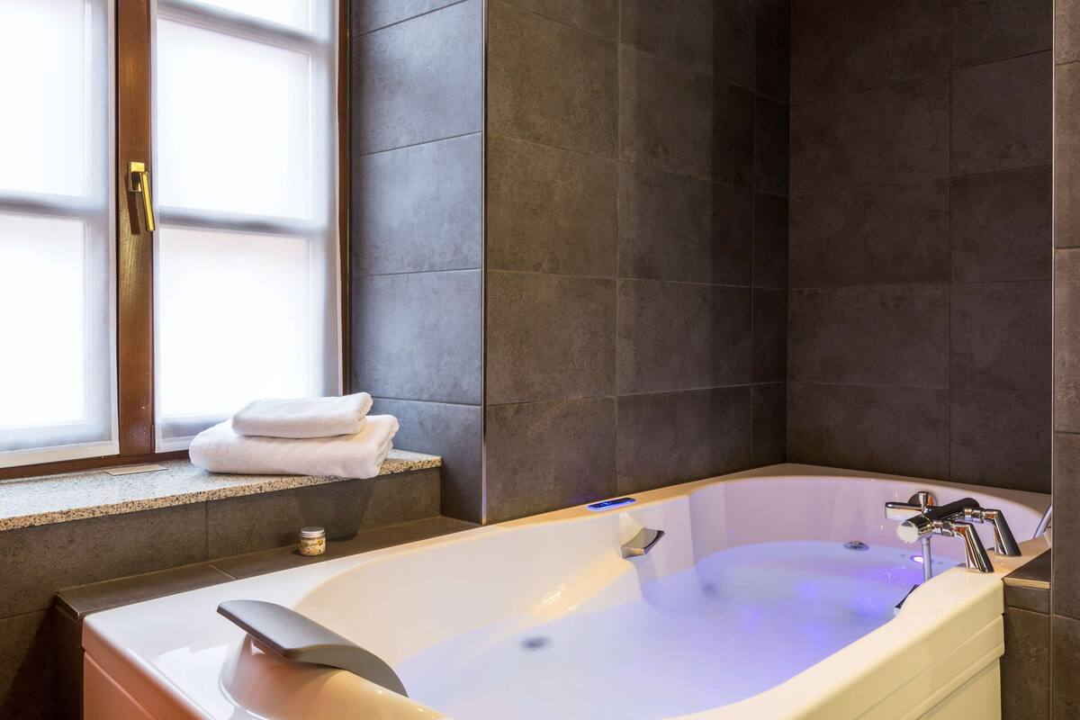 executive room, 1 king bed, non smoking, bathtub (converts to 2 twin beds) | bathroom | shower, free toiletries, hair dryer, towels