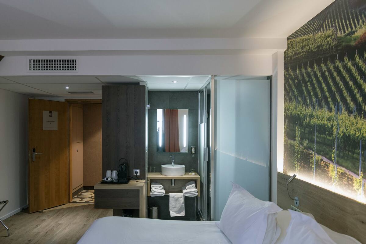 executive room, 1 king bed, non smoking (converts to 2 twin beds) | premium bedding, memory-foam beds, in-room safe, desk