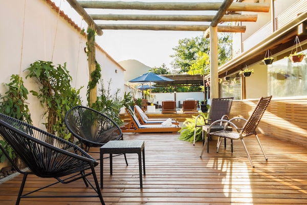 Piscina externa, funciona das 10h às 22h, guarda-sóis, espreguiçadeiras