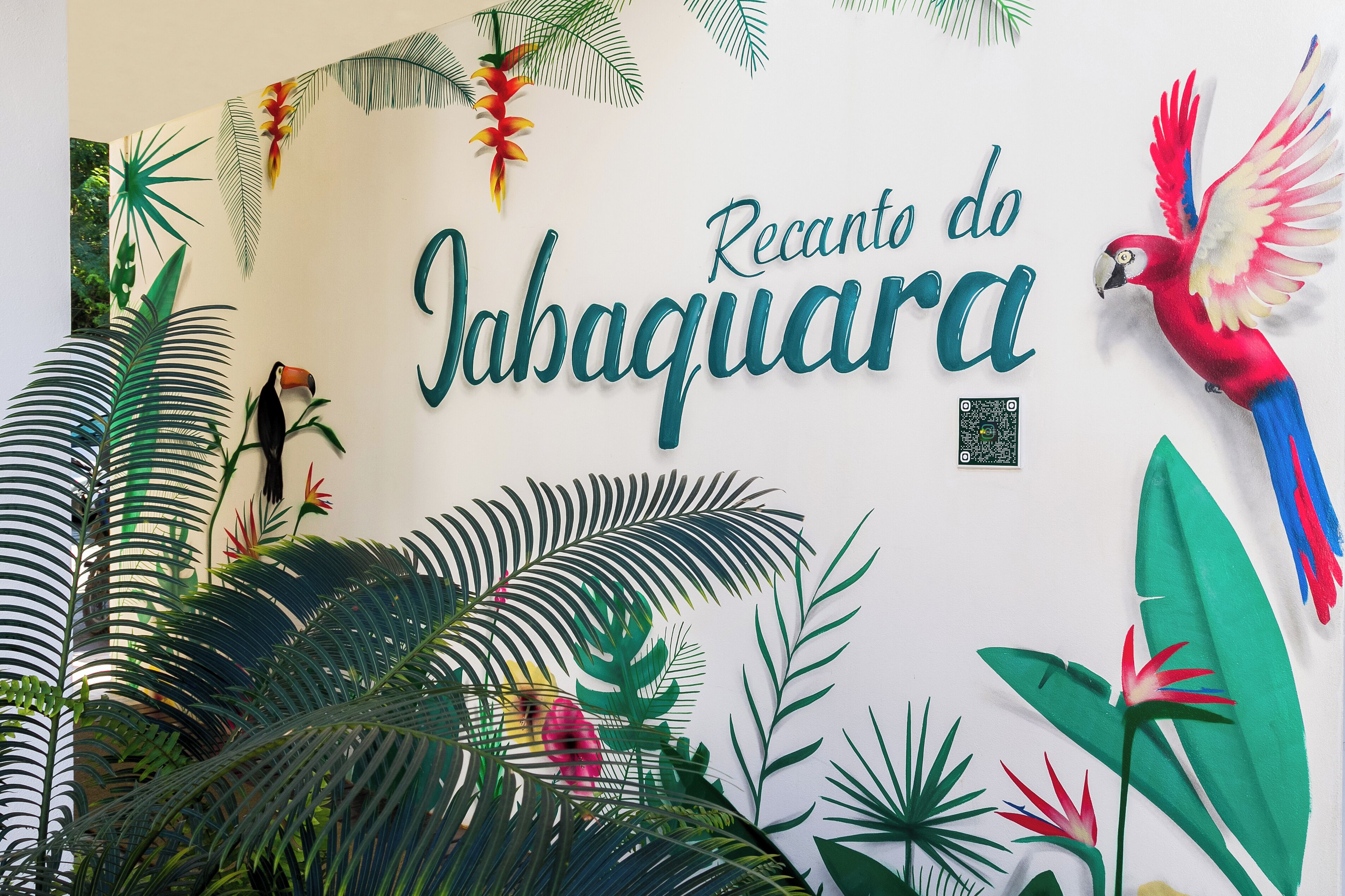Pared con decoración tropical y un loro.