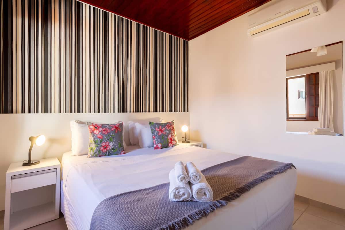 Ropa de cama hipoalergénica, minibar, escritorio y cortinas blackout