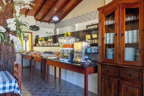 Free daily buffet breakfast - Pousada Recanto do Jabaquara (Paraty)