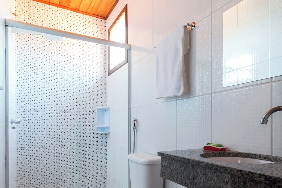 shower, free toiletries, towels