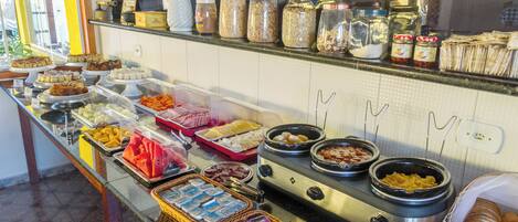 Ein Buffet mit verschiedenen Speisen und Beilagen.
