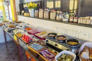 Um buffet com diversos pratos e acompanhamentos.