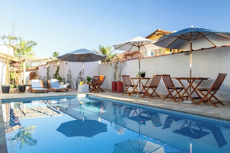 Outdoor pool, open 10:00 AM to 10:00 PM, pool umbrellas, sun loungers. Pousada Recanto do Jabaquara