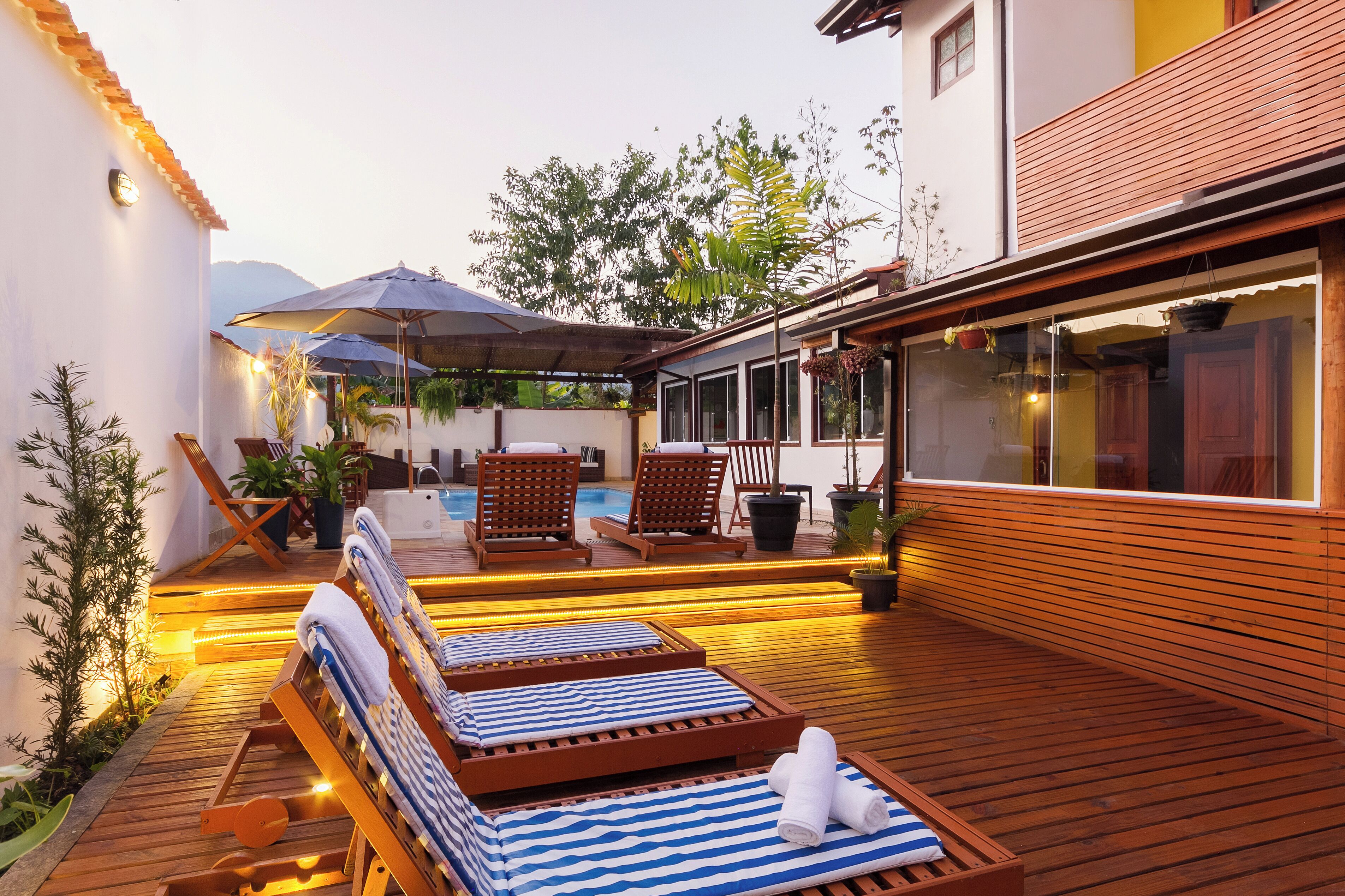 Utendørsbasseng, bassengparasoller og solsenger